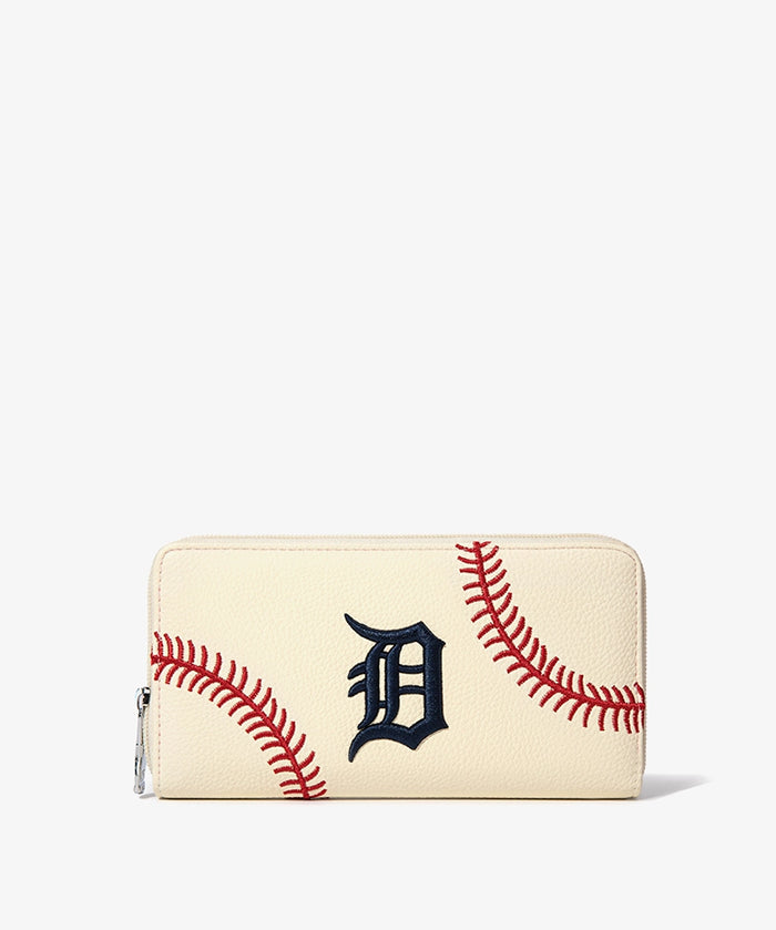 MLBDetroitTigersZipWalletBaseballStitchDetail_10_41e85116-fac3-4a17-83ee-92021a792405.webp