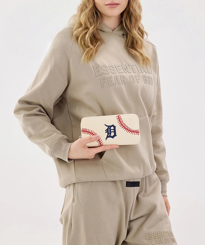 MLBDetroitTigersZipWalletBaseballStitchDetail_15_07f10733-a1e4-4d58-a863-6dc75e67c145.webp