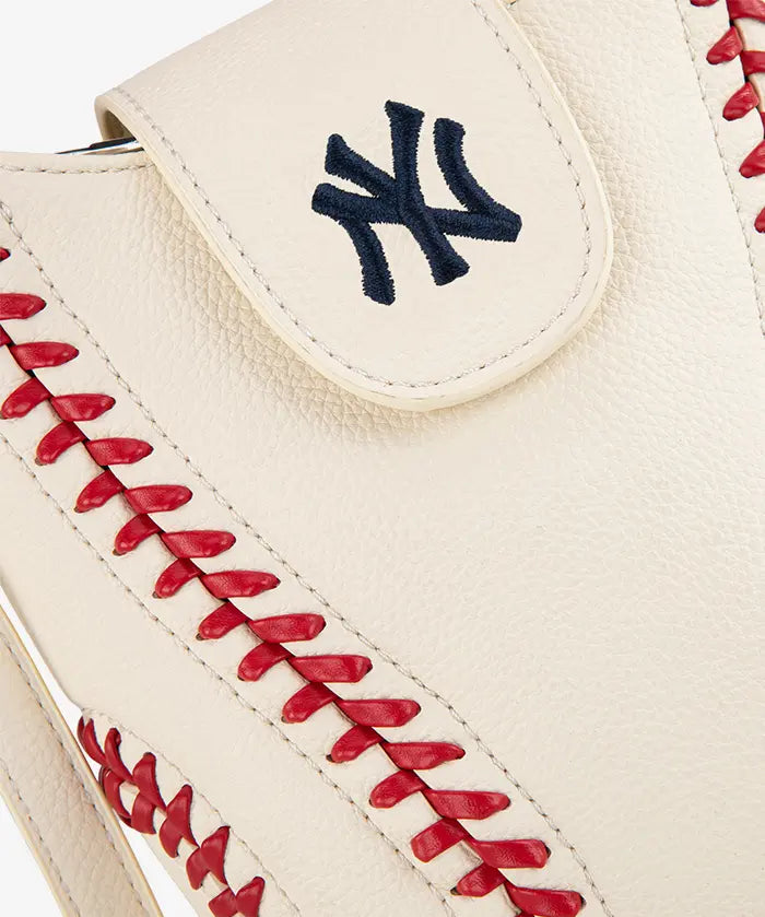 MLB New York Yankees Crossbody Bag With Baseball Seam