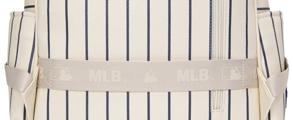TRAVEL-READY LUGGAGE SLEEVE.